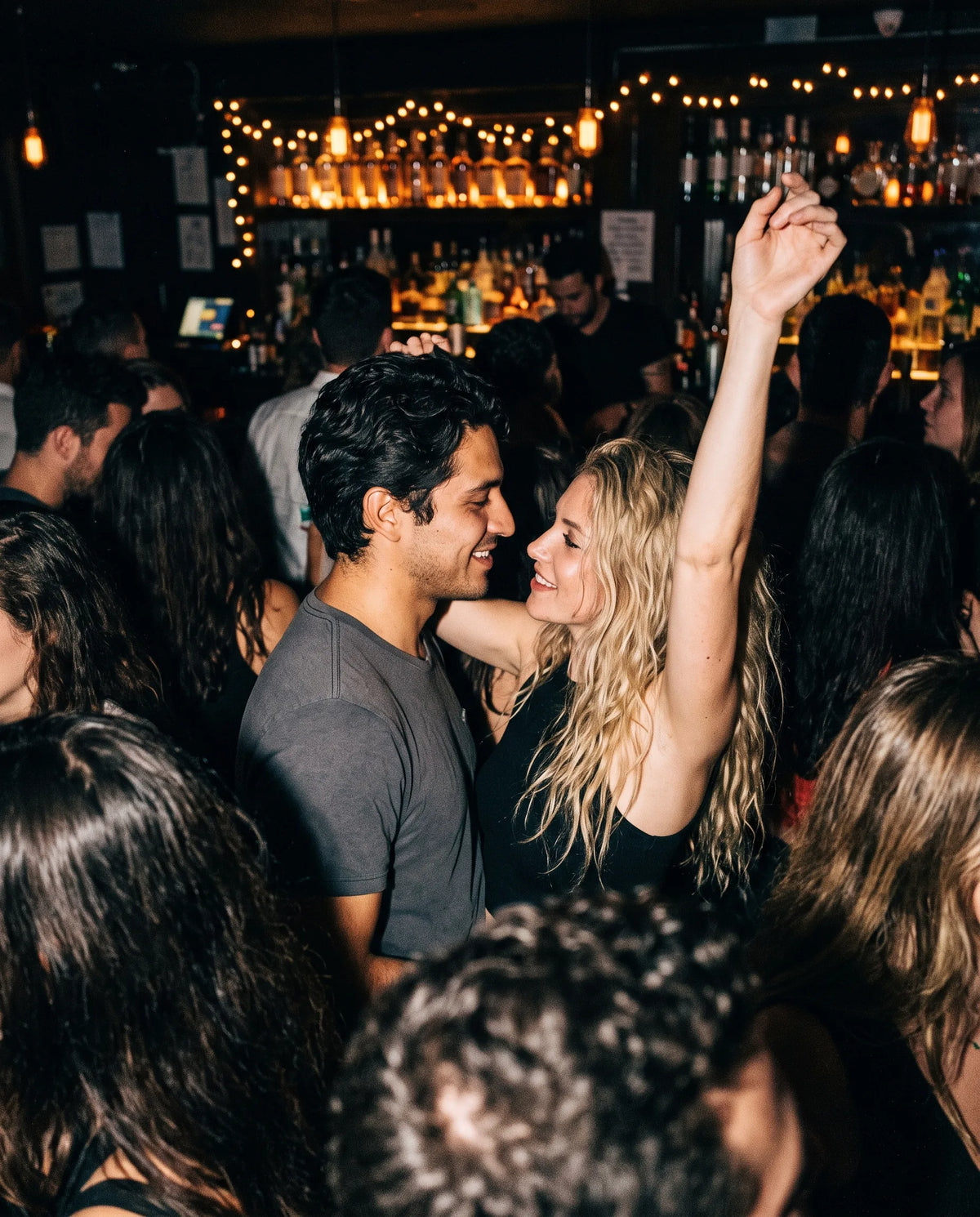 Pareja bailando abrazada en un bar lleno de noche — perfumes para hombre para fiesta