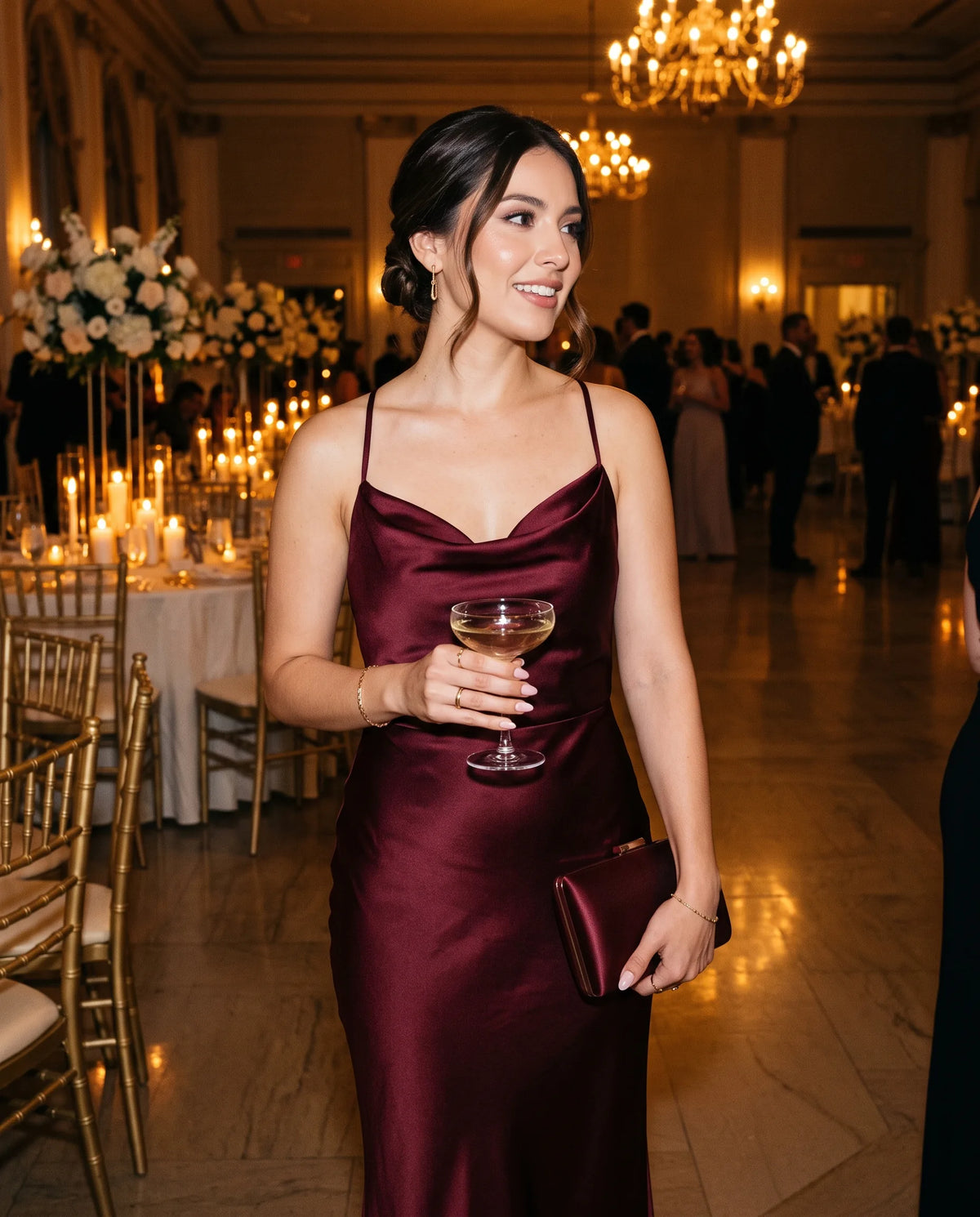 Mujer con vestido de satín vino en una boda de noche — perfumes para mujer para eventos formales