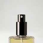 Detalle del atomizador y el vidrio de un perfume Extratto de 100 ml