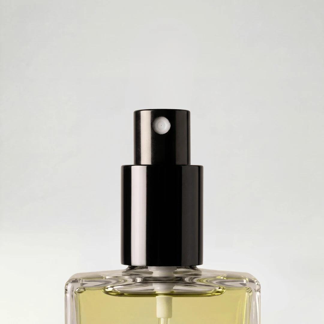 Detalle del atomizador y el vidrio de un perfume Extratto de 100 ml