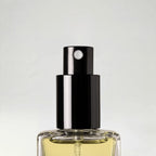 Detalle del atomizador y el vidrio de un perfume Extratto de 30 ml