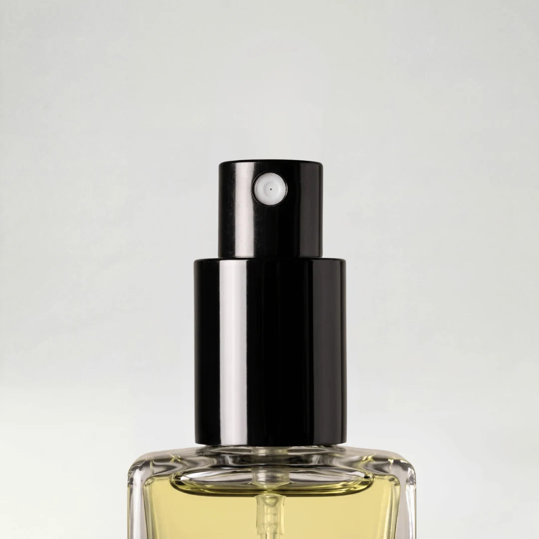 Detalle del atomizador y el vidrio de un perfume Extratto de 30 ml