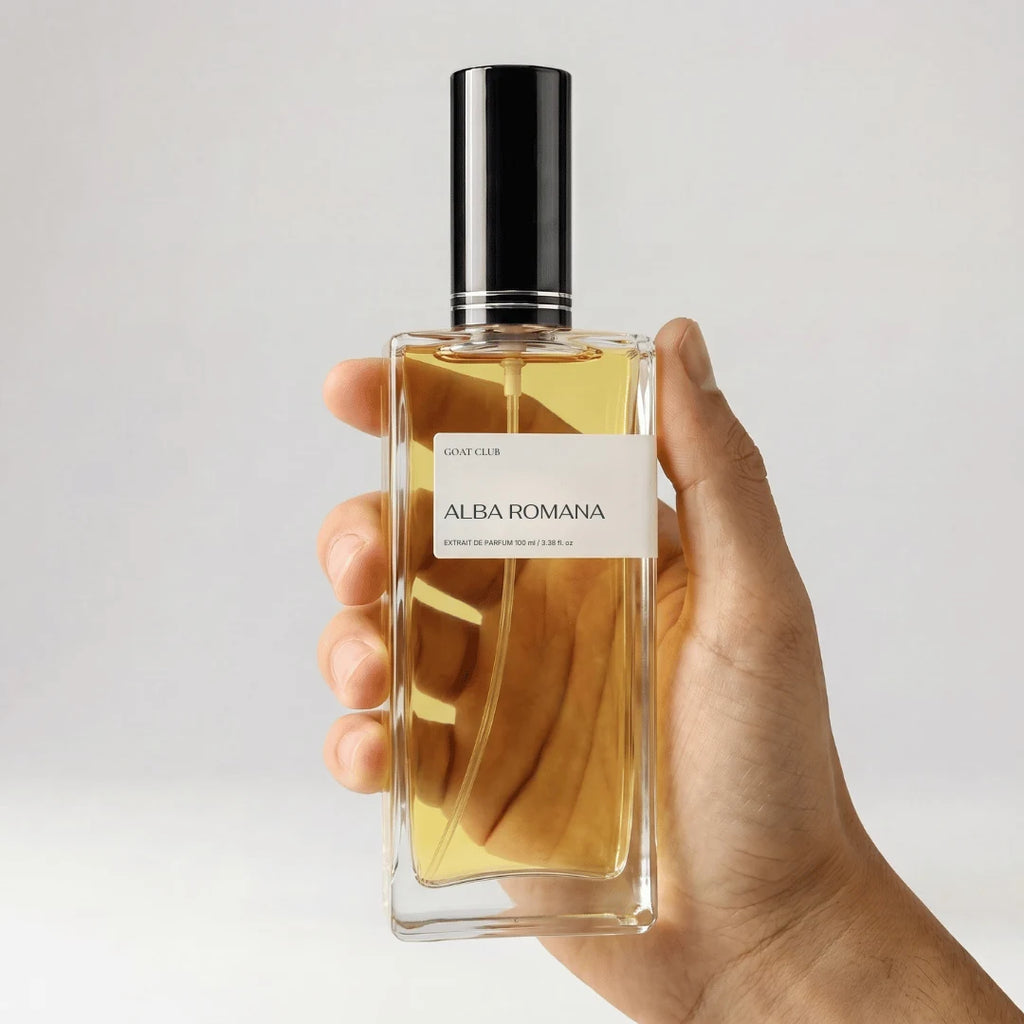 Frasco de perfume Extratto de 100 ml sostenido en la mano para ver su tamano real