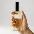 Frasco de perfume Extratto de 100 ml sostenido en la mano para ver su tamano real