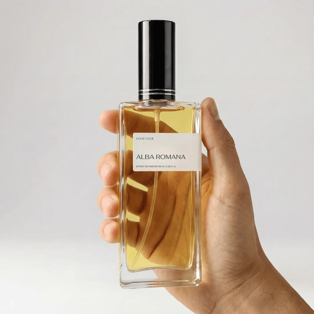 Frasco de perfume Extratto de 100 ml sostenido en la mano para ver su tamano real