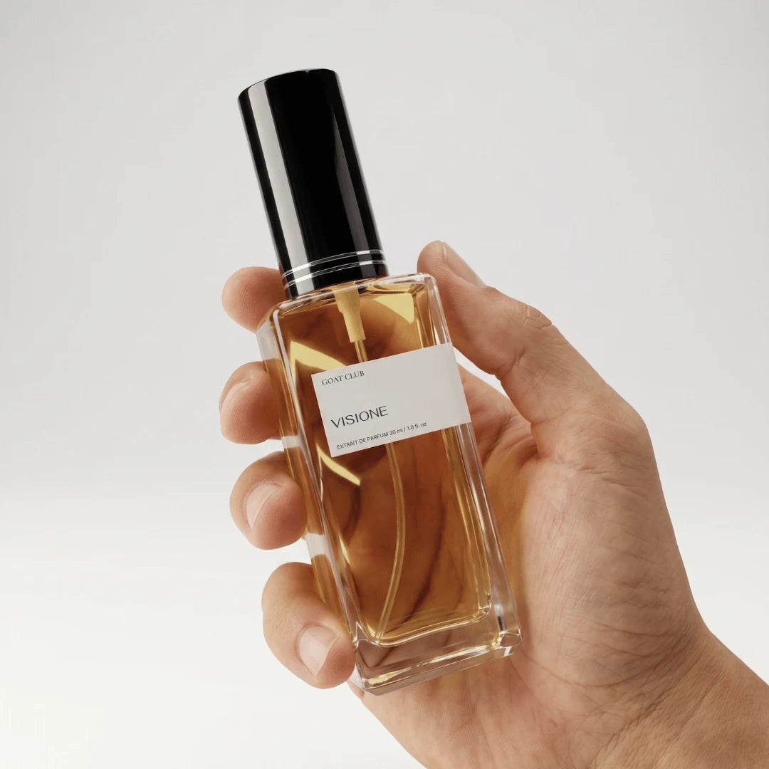 Frasco de perfume Extratto de 30 ml sostenido en la mano para ver su tamano real