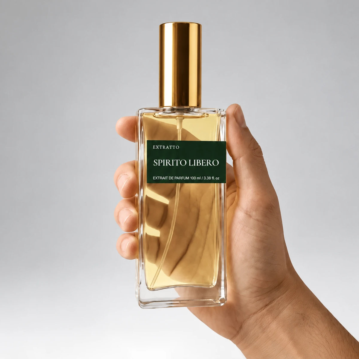 Tamaño real de un perfume Extratto de 100 ml en la mano