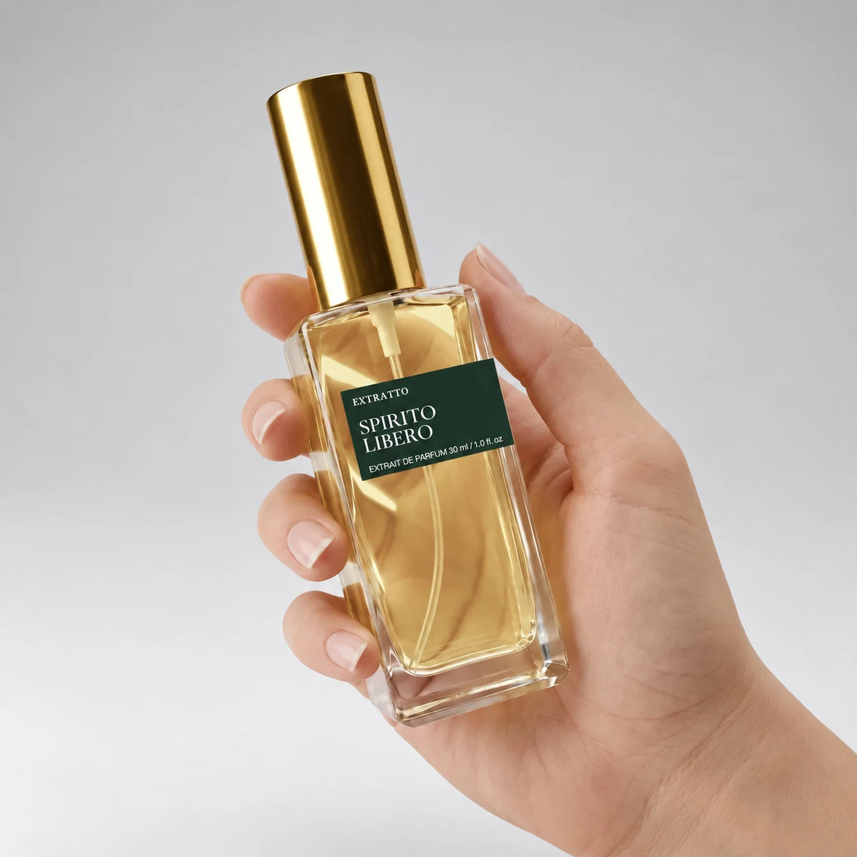 Tamaño real de un perfume Extratto de 30 ml en la mano