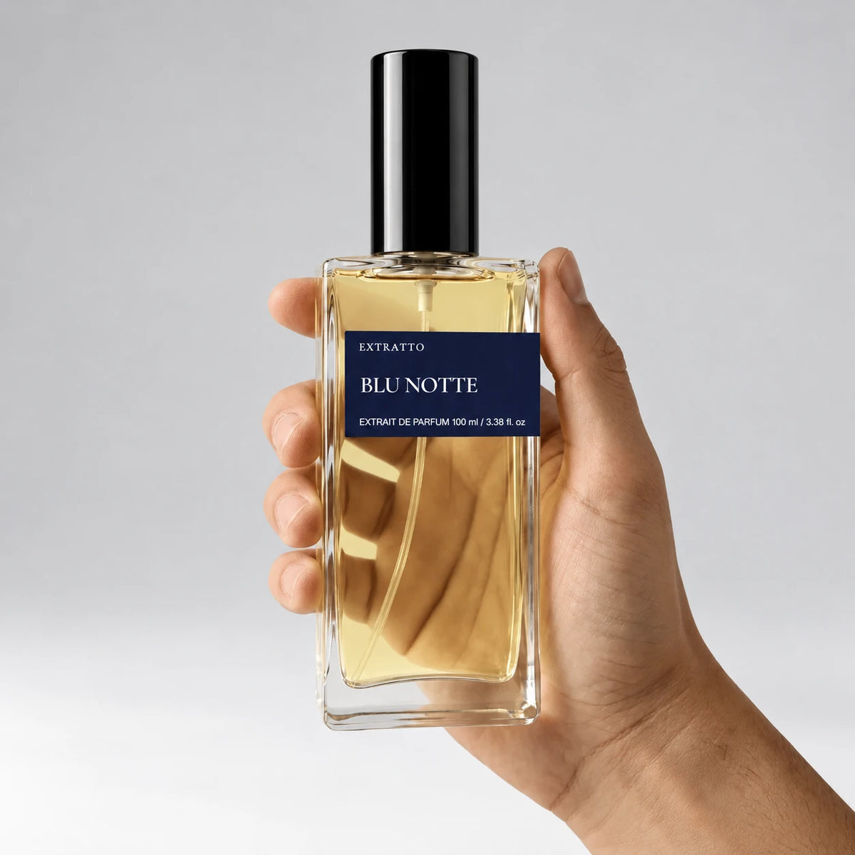 Tamaño real de un perfume Extratto de 100 ml en la mano