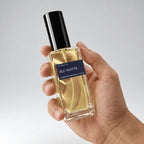 Tamaño real de un perfume Extratto de 30 ml en la mano