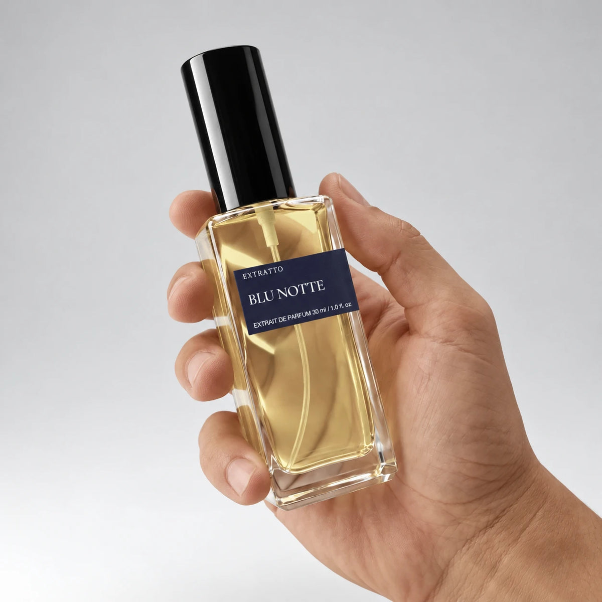 Tamaño real de un perfume Extratto de 30 ml en la mano