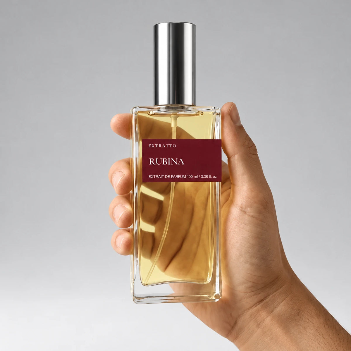 Tamaño real de un perfume Extratto de 100 ml en la mano