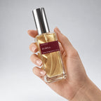Tamaño real de un perfume Extratto de 30 ml en la mano